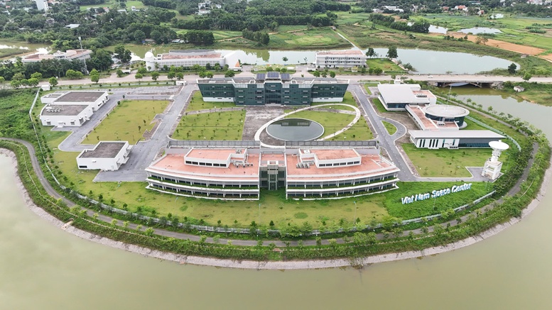 Trung tâm Vũ trụ Việt Nam tại Khu công nghệ cao Hòa Lạc. Trung tâm Vũ trụ Việt Nam tại Khu công nghệ cao Hòa Lạc.