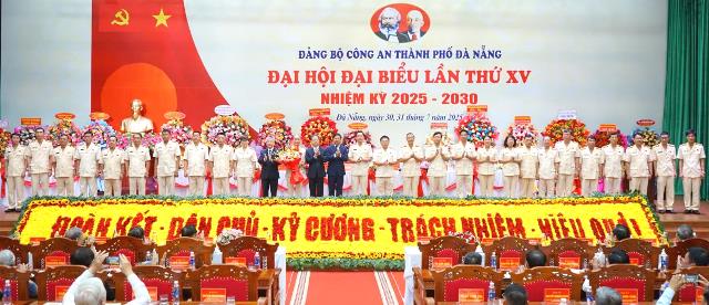 Lãnh đạo TP. Đà Nẵng tặng hoa, chúc mừng BCH Đảng Bộ Công an TP. Đà Nẵng nhiệm kỳ 2025 - 2030.
