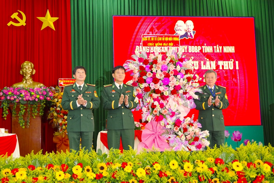 Đại tá Bùi Văn Vũ, Phó Chủ nhiệm Chính trị BĐBP tặng hoa chúc mừng Đại hội.