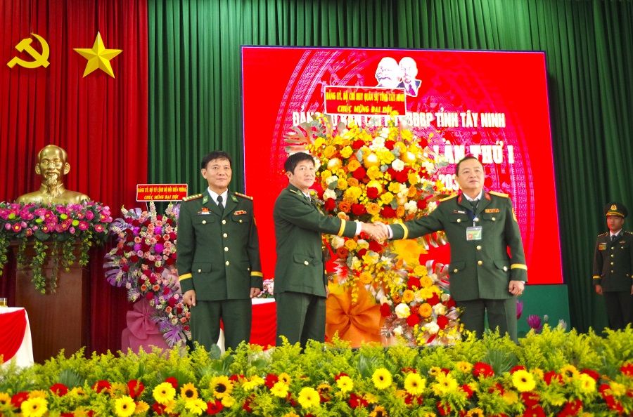 Đại tá Trần Đình Hưng, Ủy viên Ban Thường vụ Đảng ủy Quân sự tỉnh, Phó Chỉ huy trưởng, Tham mưu trưởng Bộ Chỉ huy Quân sự tỉnh Tây Ninh tặng hoa chúc mừng Đại hội