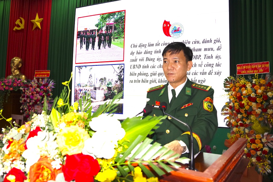 Đại tá Dương Văn Dược, Bí thư Đảng ủy, Chính ủy Ban Chỉ huy BĐBP Tây Ninh thông qua báo cáo chính trị trình Đại hội.