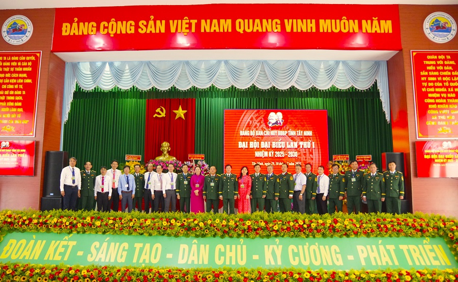 Các đại biểu chụp hình lưu niệm với lãnh đạo các địa phương trên khu vực biên giới.
