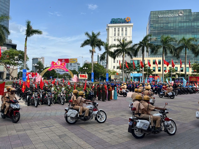 Các lực lượng tham gia diễu hành tại Lễ phát động chung tay phòng, chống mua bán người năm 2025 - Ảnh: VGP/Nguyễn Hoàng