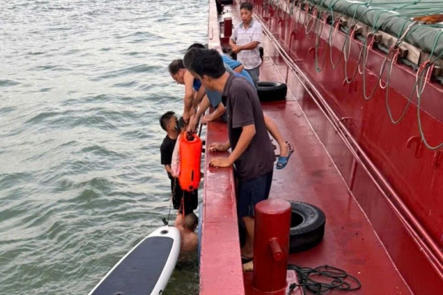 Hai bố con được cứu sống sau một đêm bị sóng cuốn lênh đênh trên biển