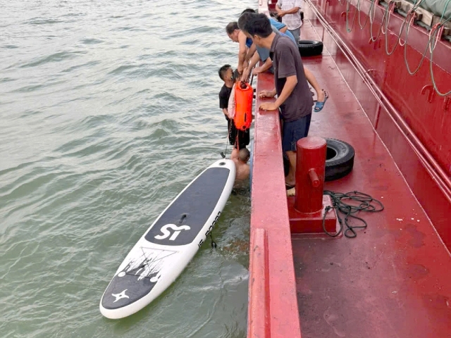 Hai cha con may mắn sống sót sau 13 giờ trôi dạt trên biển