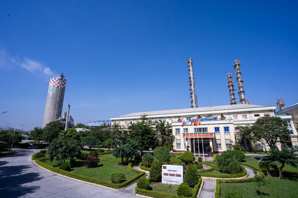 Khuôn viên một góc nhà máy Đạm Ninh Bình