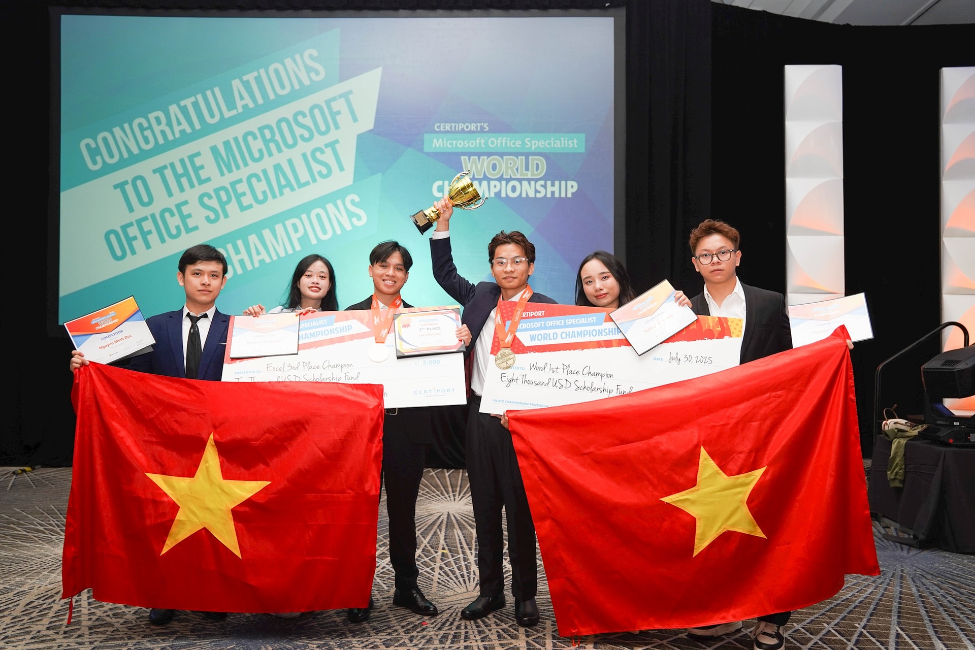 Đội tuyển Việt Nam tại Lễ trao giải vòng chung kết MOS World Championship 2025. Ảnh: BTC Đội tuyển Việt Nam tại Lễ trao giải vòng chung kết MOS World Championship 2025. Ảnh: BTC