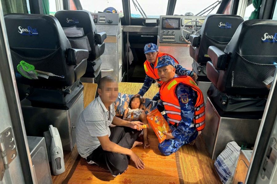 Cán bộ, chiến sĩ Hải đội 102 chăm sóc sức khỏe và động viên tinh thần 2 bố con trước khi đưa vào bờ Cán bộ, chiến sĩ Hải đội 102 chăm sóc sức khỏe và động viên tinh thần 2 bố con trước khi đưa vào bờ
