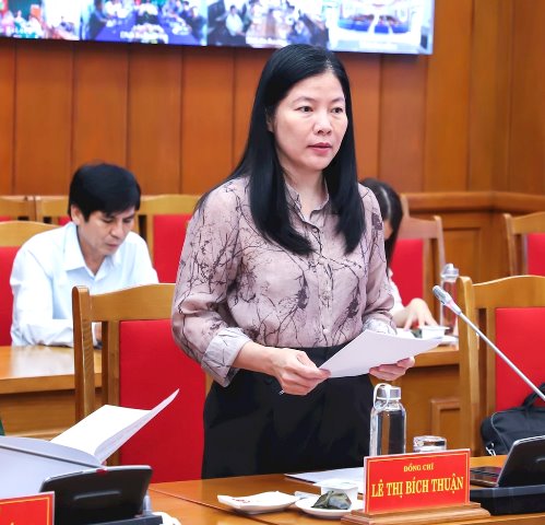 Giám đốc Sở Giáo dục và Đào tạoTP. Đà Nẵng Lê Thị Bích Thuận báo cáo tại phiên họp.