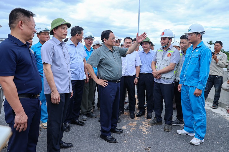 Thủ tướng yêu cầu chủ đầu tư, nhà thầu tiếp tục "làm ngày làm đêm, làm thêm ngày nghỉ", địa phương hỗ trợ những phần việc có thể làm để tới ngày 19/8 tới phải hoàn thành, thông xe - Ảnh: VGP/Nhật Bắc Thủ tướng yêu cầu chủ đầu tư, nhà thầu tiếp tục "làm ngày làm đêm, làm thêm ngày nghỉ", địa phương hỗ trợ những phần việc có thể làm để tới ngày 19/8 tới phải hoàn thành, thông xe - Ảnh: VGP/Nhật Bắc