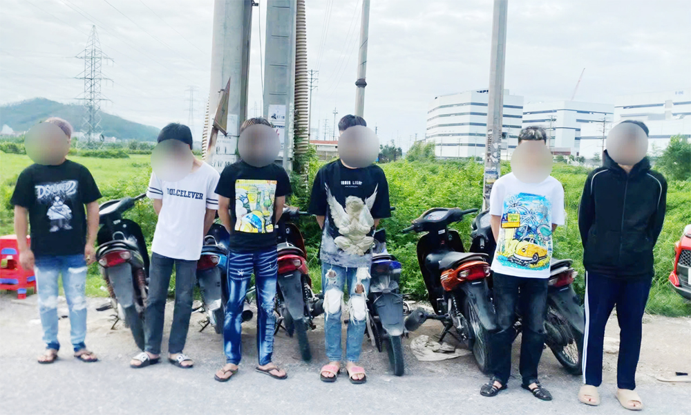 Lực lượng chức năng xử lý nhóm thanh thiếu niên đi xe không đội mũ bảo hiểm, không gắn biển số xe. Lực lượng chức năng xử lý nhóm thanh thiếu niên đi xe không đội mũ bảo hiểm, không gắn biển số xe.