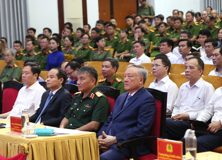 Phó Thủ tướng Thường trực Nguyễn Hòa Bình cùng các đại biểu dự Lễ phát động chung tay phòng, chống mua bán người năm 2025, diễn ra tại TP. Huế - Ảnh: VGP/Nguyễn Hoàng