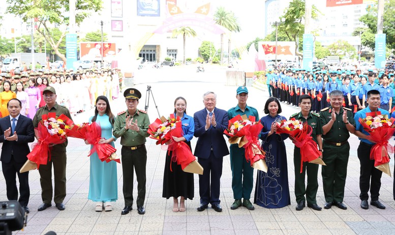 Phó Thủ tướng tặng hoa các lực lượng tham gia diễu hành tại Lễ phát động chung tay phòng, chống mua bán người năm 2025 - Ảnh: VGP/Nguyễn Hoàng