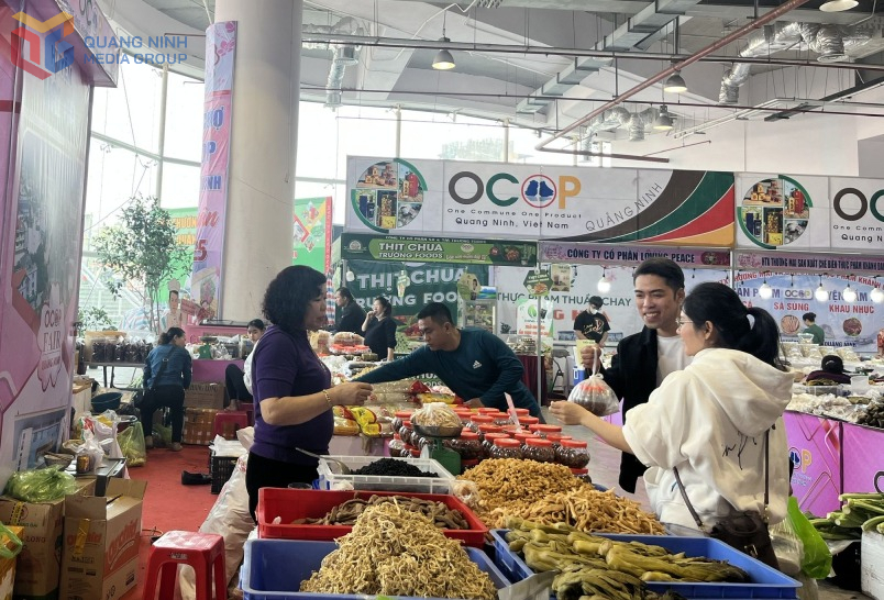 Người dân mua hàng tại Hội chợ OCOP Quảng Ninh - Xuân 2025.