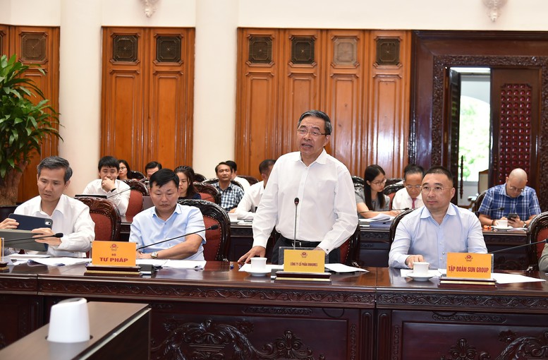 Đại diện các hiệp hội, tập đoàn, doanh nghiệp góp ý về các nội dung liên quan tới tính thuế thu nhập cá nhân từ bất động sản và chứng khoán - Ảnh: VGP/Trần Mạnh