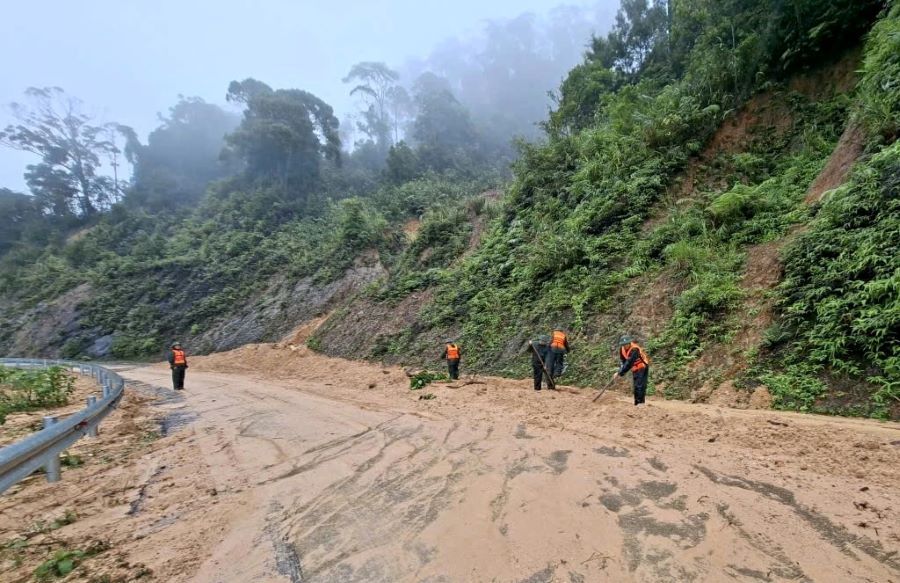 Lực lượng Biên phòng khắc phục các điểm sạt lở để đảm bảo lưu thông an toàn cho người dân. Lực lượng Biên phòng khắc phục các điểm sạt lở để đảm bảo lưu thông an toàn cho người dân.