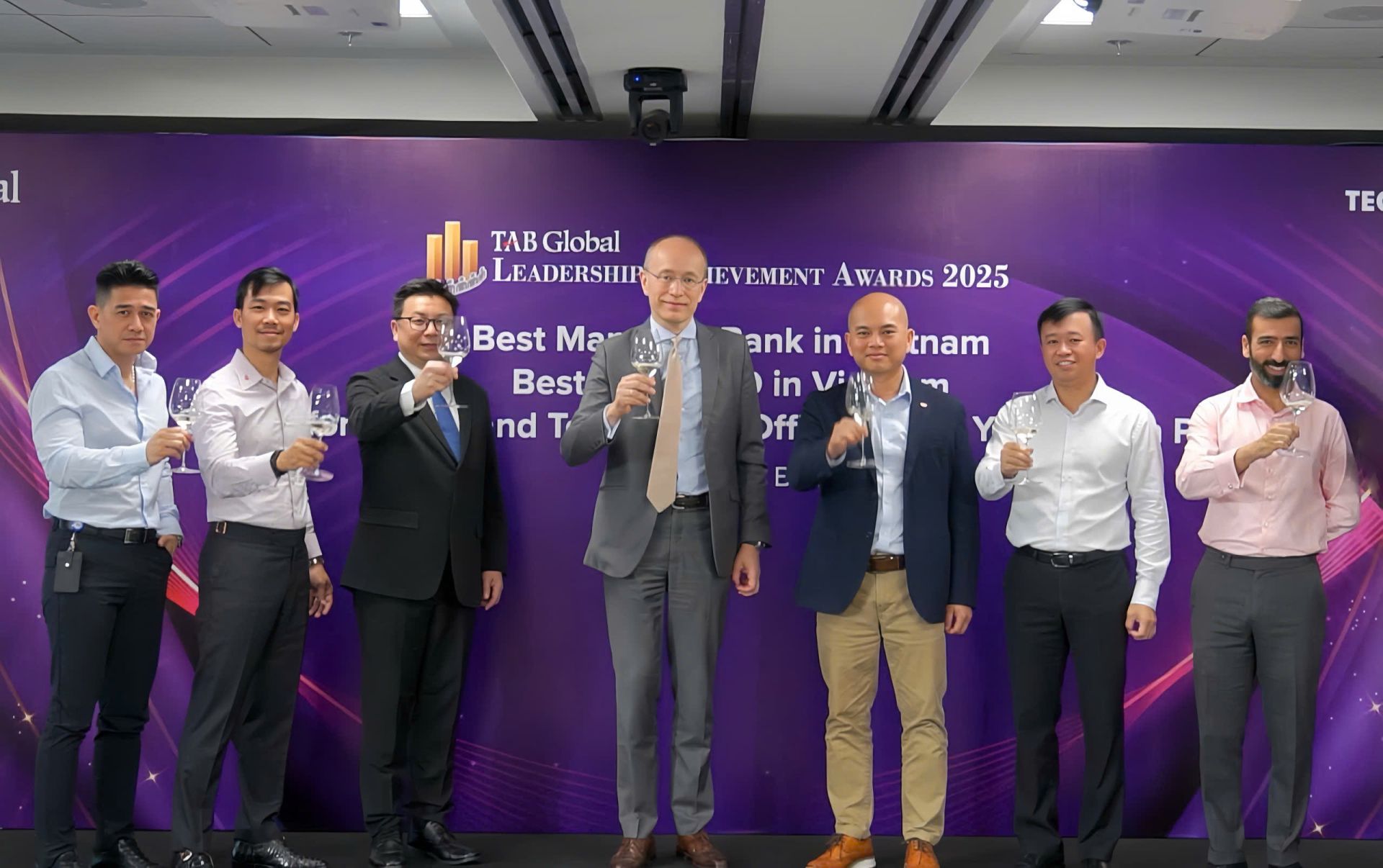 Tehcombank được vinh danh 3 giải thưởng xuất sắc