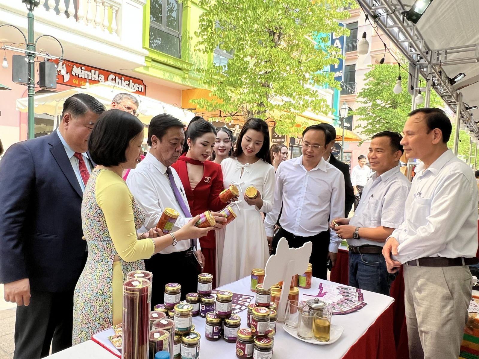 Ban tổ chức tham quan các gian hàng tại VIETNAM OCOPEX 2024. Ảnh Thu Phương