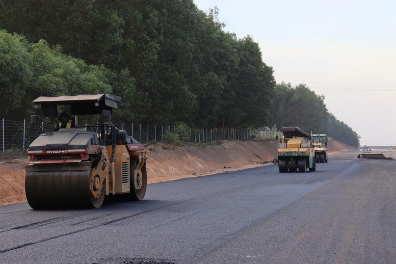 Các đơn vị tăng tốc thi công để về đích đúng hạn - Ảnh: VGP/Lưu Hương Các đơn vị tăng tốc thi công để về đích đúng hạn - Ảnh: VGP/Lưu Hương