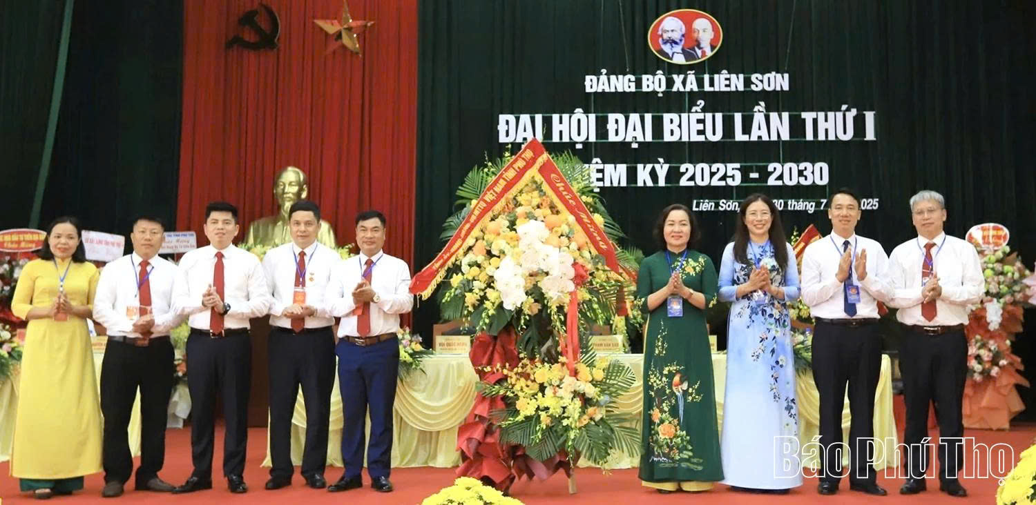 Các đồng chí: Nguyễn Thị Cẩm Phương, Nguyễn Tiến Sinh, Nguyễn Đức Dũng và đại diện lãnh đạo một số sở, ban, ngành tặng hoa chúc mừng Đại hội.