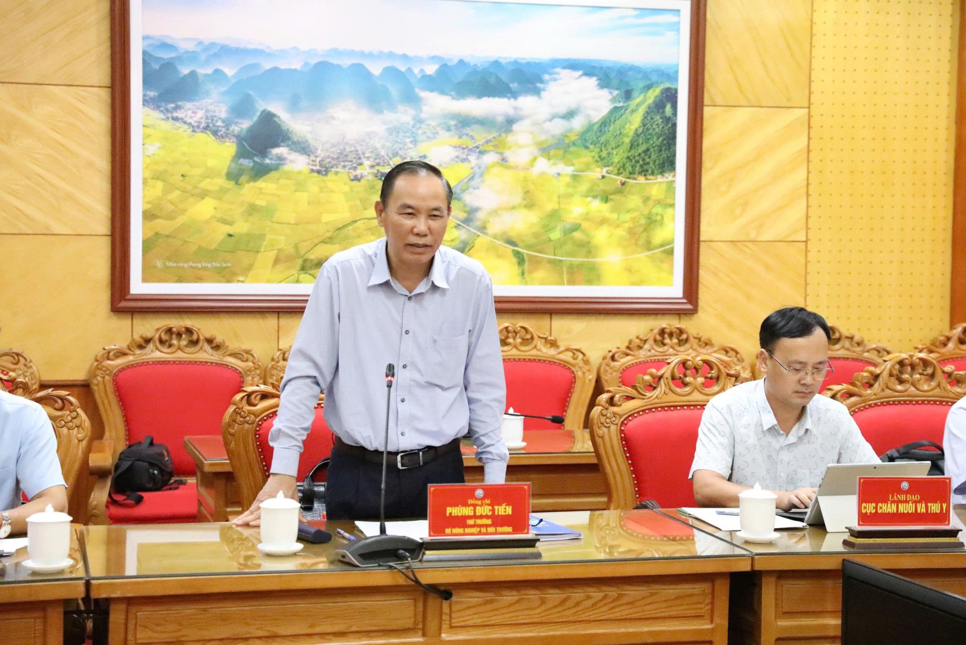 Thứ trưởng Bộ Nông nghiệp và Môi trường Phùng Đức Tiến phát biểu tại buổi làm việc