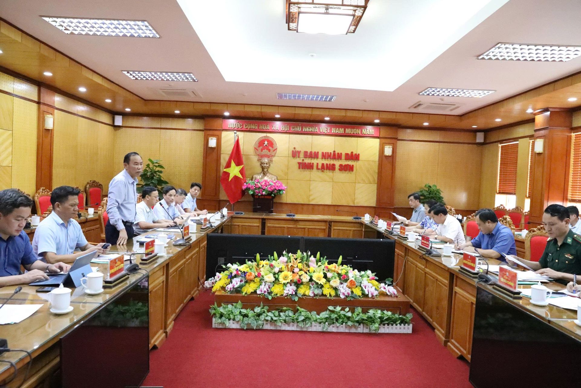 Quang cảnh buổi làm việc