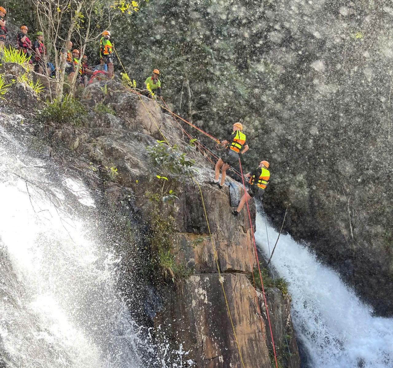 Du khách tham gia tour Canyoning của VietChallenge tại Đà Lạt (Lâm Đồng) Du khách tham gia tour Canyoning của VietChallenge tại Đà Lạt (Lâm Đồng)