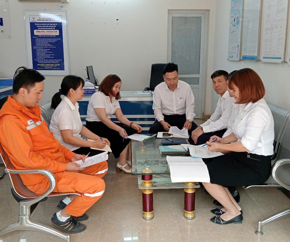Buổi học tập trao đổi nghiệp vụ tại Tổ Kinh doanh Buổi học tập trao đổi nghiệp vụ tại Tổ Kinh doanh