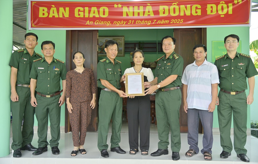 Đại tá Lê Hoàng Việt bàn giao nhà cho Đại úy QNCN Nguyễn Trung Kiên.