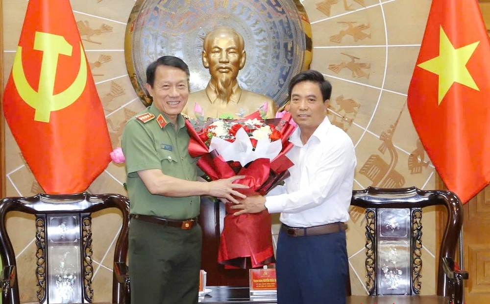 Bí thư Tỉnh ủy Nguyễn Doãn Anh tặng hoa chúc mừng Bộ trưởng Bộ Công an Lương Tam Quang nhân dịp kỷ niệm 80 năm Ngày truyền thống Công an Nhân dân Việt Nam.