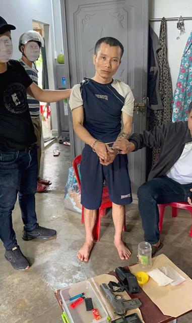 Đối tượng Chai bị bắt cùng tang vật. Đối tượng Chai bị bắt cùng tang vật.
