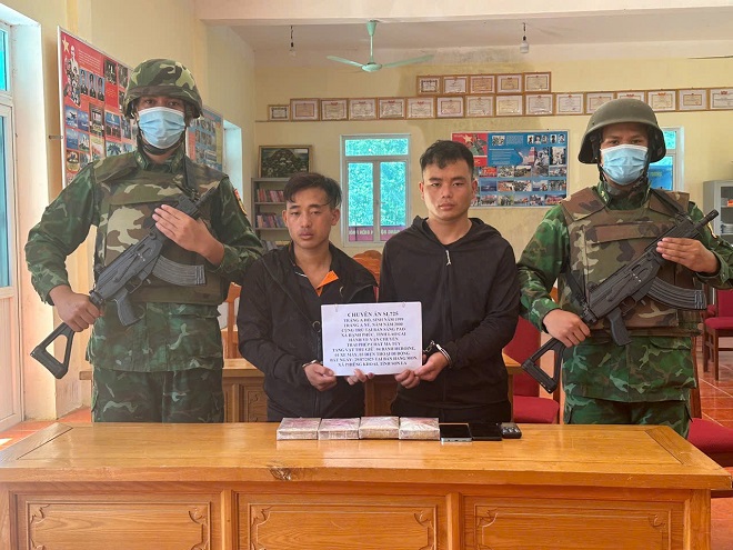 Đối tượng Tráng A Hồ và Tráng A Nủ cùng tang vật vi phạm Đối tượng Tráng A Hồ và Tráng A Nủ cùng tang vật vi phạm