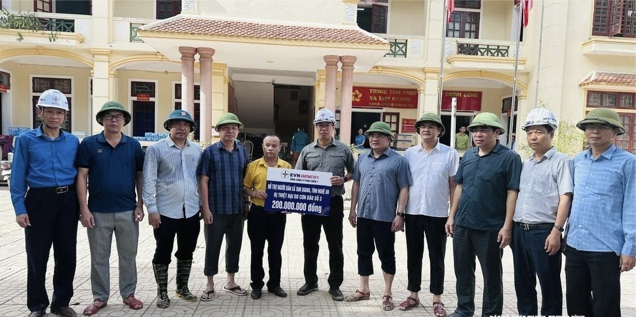 Ông Phùng Thành Vinh – Phó Chủ tịch UBND tỉnh Nghệ An (thứ 5 từ phải sang), ông Lê Hải Đăng – Tổng giám đốc EVNGENCO1 (thứ 6 từ phải sang), ông Tạ Hữu Hùng – Giám đốc Công ty Thuỷ điện Bản Vẽ (thứ 2 từ phải sang) cùng các thành viên trong đoàn công tác trao hỗ trợ tại xã Tam Quang, tỉnh Nghệ An Ông Phùng Thành Vinh – Phó Chủ tịch UBND tỉnh Nghệ An (thứ 5 từ phải sang), ông Lê Hải Đăng – Tổng giám đốc EVNGENCO1 (thứ 6 từ phải sang), ông Tạ Hữu Hùng – Giám đốc Công ty Thuỷ điện Bản Vẽ (thứ 2 từ phải sang) cùng các thành viên trong đoàn công tác trao hỗ trợ tại xã Tam Quang, tỉnh Nghệ An