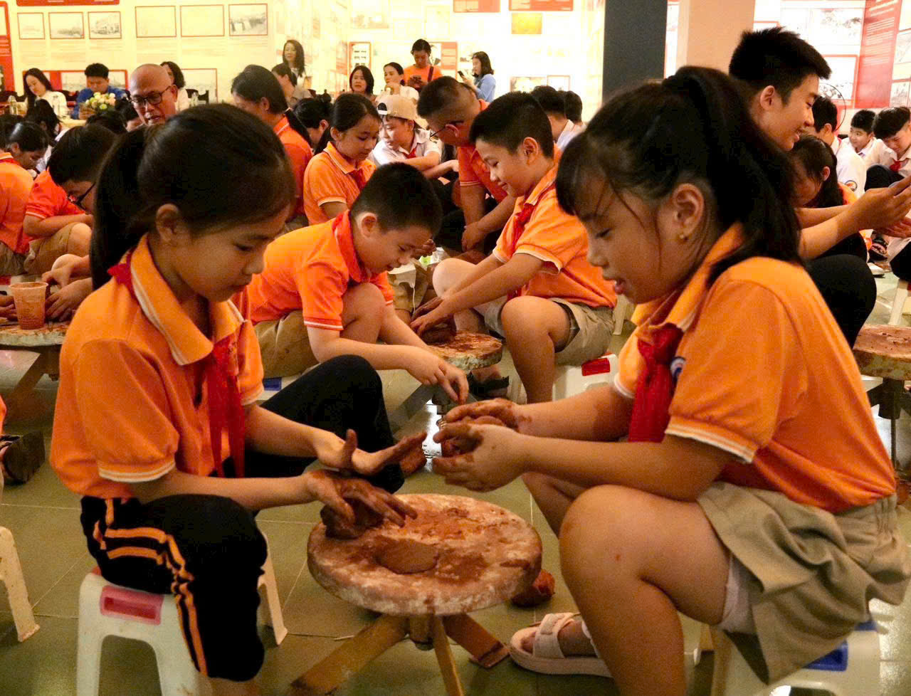 Gần 150 em học sinh tham gia trải nghiệm “Lời thì thầm của đất” tại Bảo tàng Hải Phòng