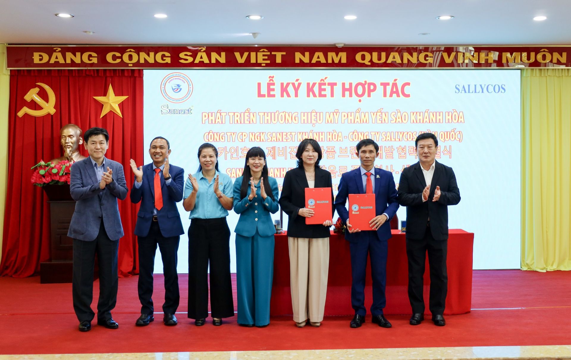 Hai bên trao văn bản đã ký kết Hai bên trao văn bản đã ký kết