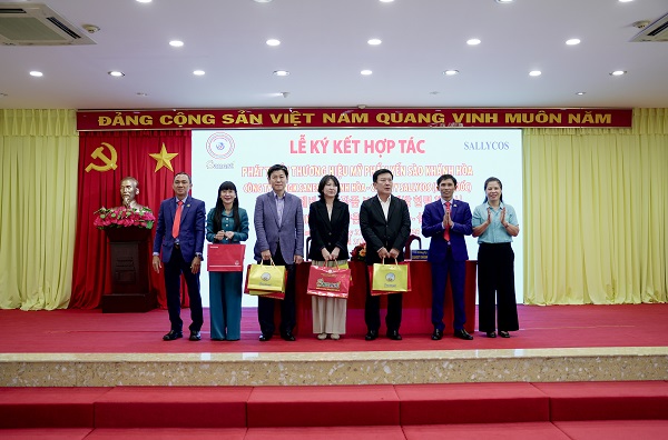 Lãnh đạo Công ty Yến sào Khánh Hòa và Công ty Sallycos , Hàn Quốc trao quà kỷ niệm và chụp ảnh lưu niệm Lãnh đạo Công ty Yến sào Khánh Hòa và Công ty Sallycos , Hàn Quốc trao quà kỷ niệm và chụp ảnh lưu niệm