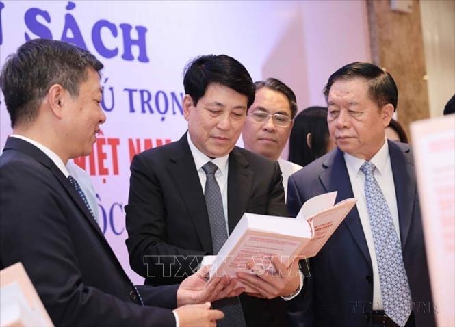 Trong công tác tuyên truyền, báo chí, xuất bản, thông tin đối ngoại, ngành Tuyên giáo đã thực hiện kịp thời, có hiệu quả, lan tỏa sâu rộng chủ trương, quyết sách lớn mang tính lịch sử. Trong ảnh: Thường trực Ban Bí thư Lương Cường và Trưởng Ban Tuyên giáo Trung ương Nguyễn Trọng Nghĩa tại Lễ ra mắt cuốn sách của Đồng chí Tổng Bí thư Nguyễn Phú Trọng “Xây dựng và phát triển nền văn hoá Việt Nam tiên tiến, đậm đà bản sắc dân tộc” (21/06/2024). Ảnh: Phương Hoa/ TTXVN Trong công tác tuyên truyền, báo chí, xuất bản, thông tin đối ngoại, ngành Tuyên giáo đã thực hiện kịp thời, có hiệu quả, lan tỏa sâu rộng chủ trương, quyết sách lớn mang tính lịch sử. Trong ảnh: Thường trực Ban Bí thư Lương Cường và Trưởng Ban Tuyên giáo Trung ương Nguyễn Trọng Nghĩa tại Lễ ra mắt cuốn sách của Đồng chí Tổng Bí thư Nguyễn Phú Trọng “Xây dựng và phát triển nền văn hoá Việt Nam tiên tiến, đậm đà bản sắc dân tộc” (21/06/2024). Ảnh: Phương Hoa/ TTXVN