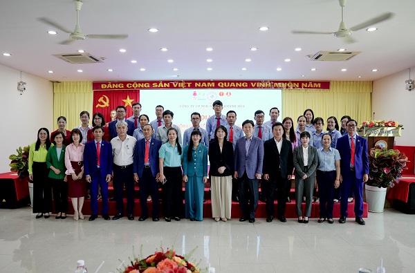 Các vị đại diện Công ty Sallycos , Hàn Quốc chụp ảnh lưu niệm với Lãnh đạo công ty và cán bộ qu3n lý Công ty Yến sào Khánh Hòa sau lễ ký kết Các vị đại diện Công ty Sallycos , Hàn Quốc chụp ảnh lưu niệm với Lãnh đạo công ty và cán bộ qu3n lý Công ty Yến sào Khánh Hòa sau lễ ký kết