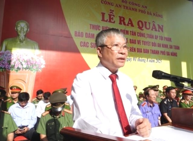 Phó Bí thư Thành ủy, Chủ tịch HĐND TP. Đà Nẵng Nguyễn Đức Dũng phát biểu tại lễ ra quân.