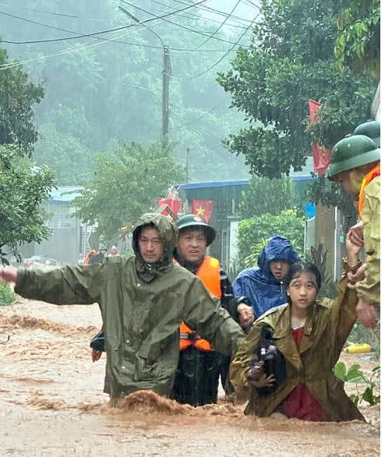 Lực lượng chức năng đưa người dân ra khỏi vùng nguy hiểm. (Ảnh: Đ.X.) Lực lượng chức năng đưa người dân ra khỏi vùng nguy hiểm. (Ảnh: Đ.X.)
