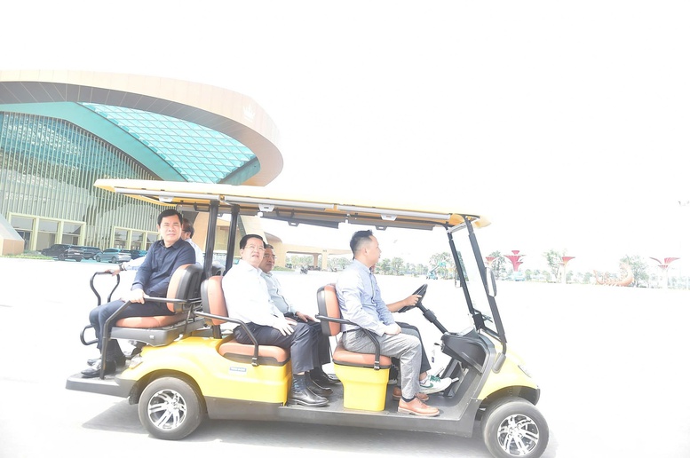 Phó Thủ tướng kiểm tra tại các khu vực bố trí không gian triển lãm ngoài trời và các khu vực dịch vụ hậu cần - Ảnh: VGP/Giang Thanh