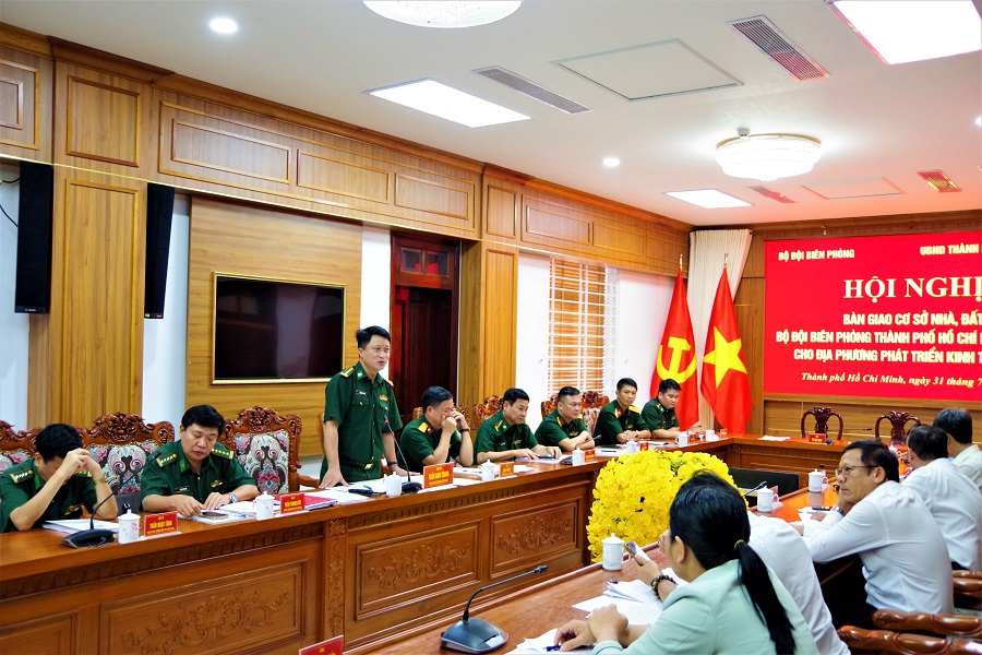 Đại tá Trần Nam Trung, Phó Tham mưu trưởng BĐBP phát biểu tại hội nghị bàn giao.