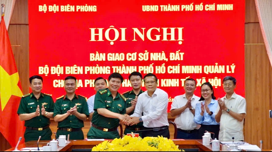 Đại tá Trần Thanh Đức, Thành ủy viên, Chỉ huy trưởng Ban Chỉ huy BĐBP TP. Hồ Chí Minh và đồng chí Nguyễn Thái Sinh, Phó Giám đốc Sở Nông nghiệp & Môi trường TP. Hồ Chí Minh ký nhận biên bản bàn giao, tiếp nhận đất quốc phòng về địa phương quản lý.