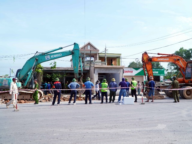 Lực lượng chức năng bảo vệ thi công Dự án Cải tạo, nâng cấp Quốc lộ 7A tại 2 điểm thuộc xã Vân Tụ và xã Hợp Minh. Lực lượng chức năng bảo vệ thi công Dự án Cải tạo, nâng cấp Quốc lộ 7A tại 2 điểm thuộc xã Vân Tụ và xã Hợp Minh.