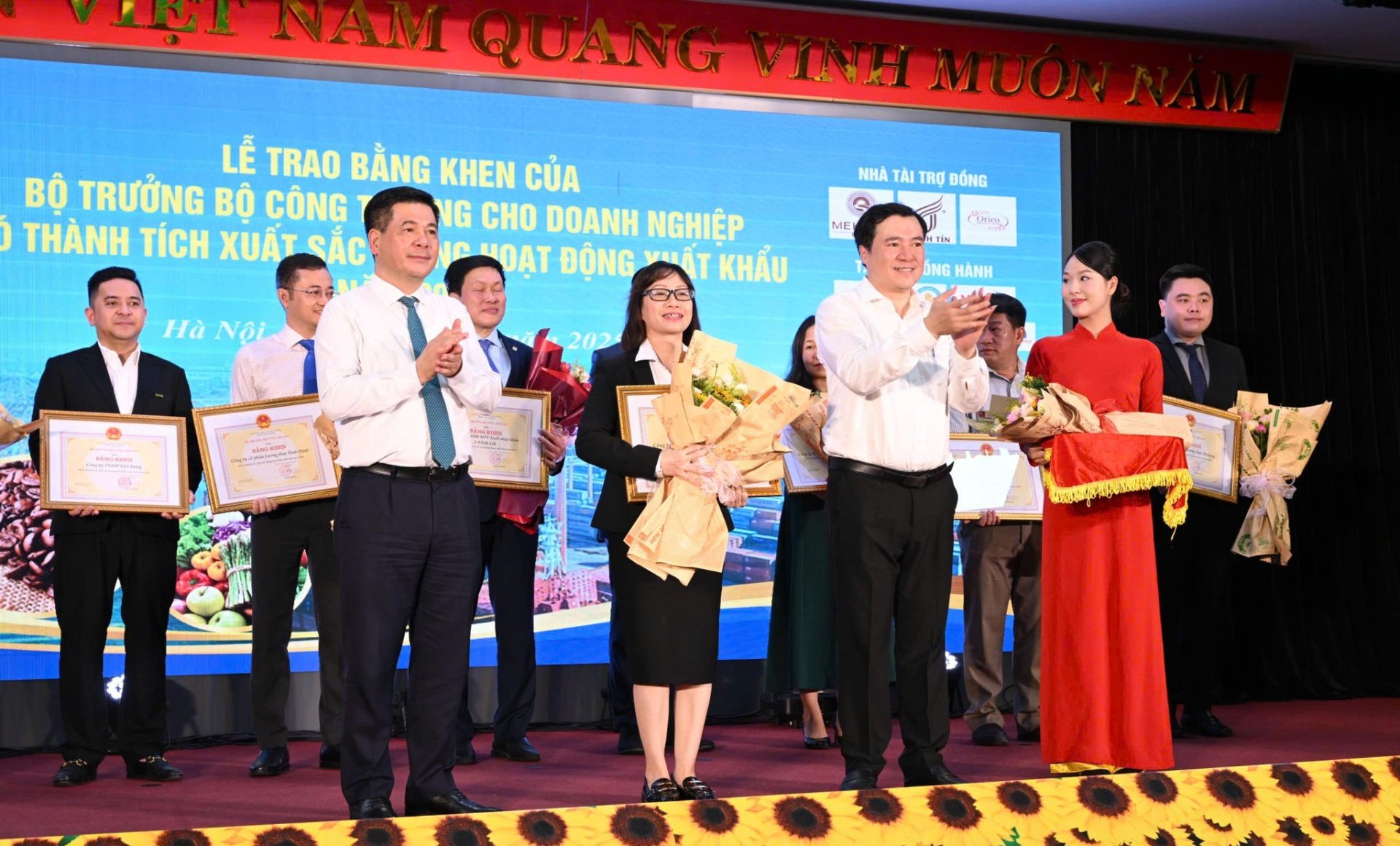 Vinh danh 45 doanh nghiệp xuất khẩu tiêu biểu năm 2023 Vinh danh 45 doanh nghiệp xuất khẩu tiêu biểu năm 2023