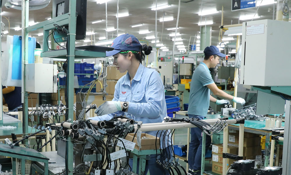 Công nhân làm việc tại khu công nghiệp Quang Châu. Công nhân làm việc tại khu công nghiệp Quang Châu.