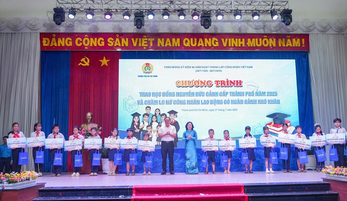 Ông Nguyễn Đình Khoát, Tổng giám đốc Casumina trao học bổng Nguyễn Đức Cảnh cho các em học sinh Ông Nguyễn Đình Khoát, Tổng giám đốc Casumina trao học bổng Nguyễn Đức Cảnh cho các em học sinh