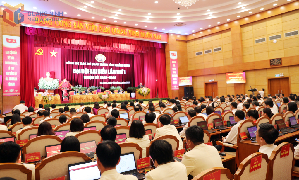 100% đại biểu dự đại hội được trang bị máy tính để truy cập theo dõi toàn bộ văn kiện, các báo cáo, nội dung trong suốt quá trình diễn ra Đại hội.