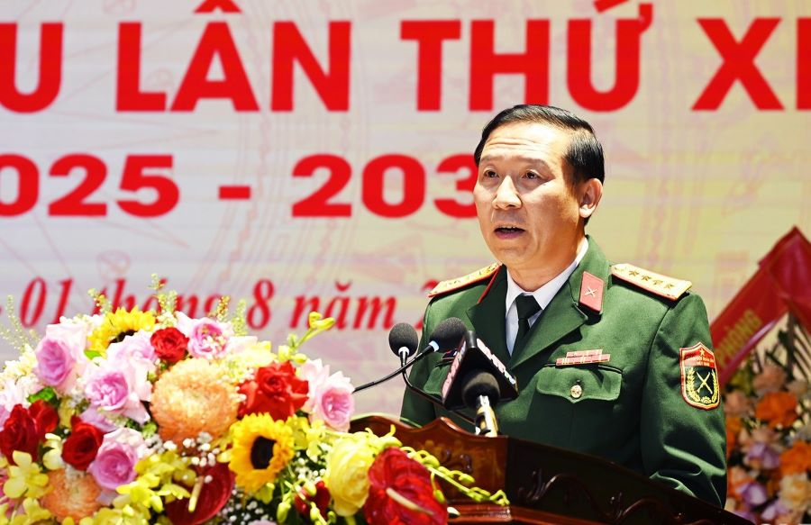 Đại tá Võ Quang Thiện - Phó Bí thư Đảng ủy, Chính ủy Bộ CHQS tỉnh báo cáo chính trị trình đại hội.