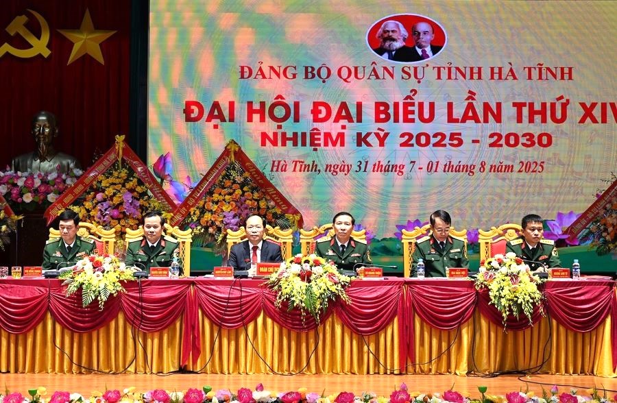 Đoàn chủ tịch điều hành đại hội.